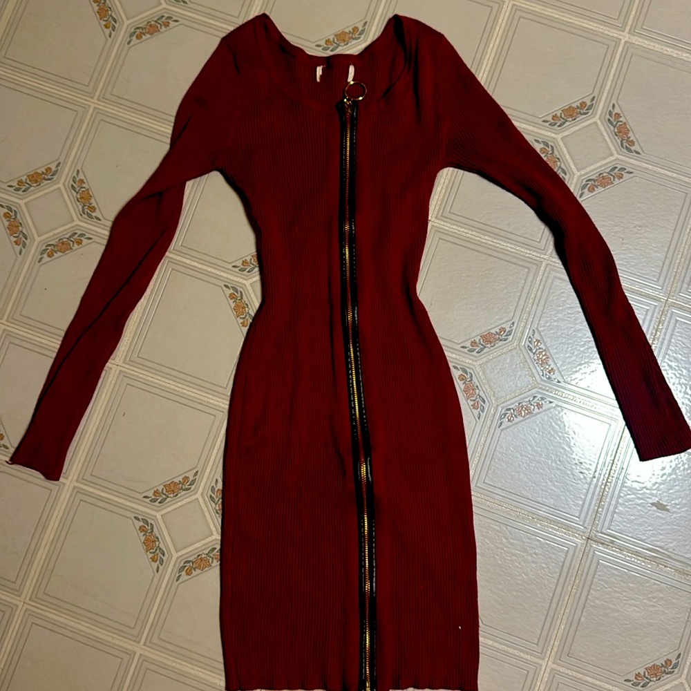 Fitting stretchy red zip up dress